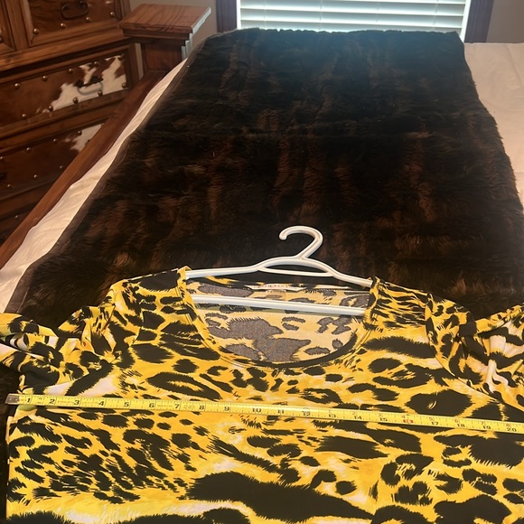 Peter Nygard Top. Excellent Condition in a Soft Silky 92% Polyester8% Spandex. - Picture 4 of 7